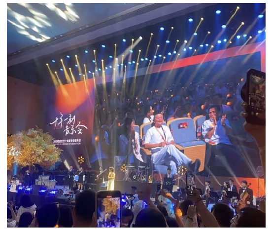 掌乐策略 马云现身阿里音乐会 向员工挥手致意引发全场热烈掌声