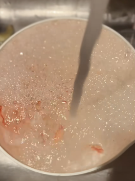 新宝策略 洗虾仁时泡沫多=用了保水剂？真相可能和你想的不一样！